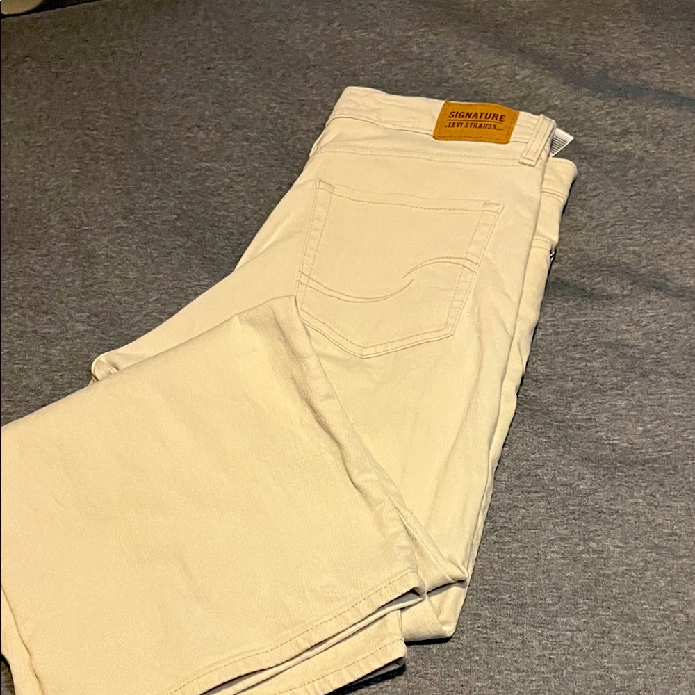 Signature by Levi Strauss Off-White flare cropped jeans size 8